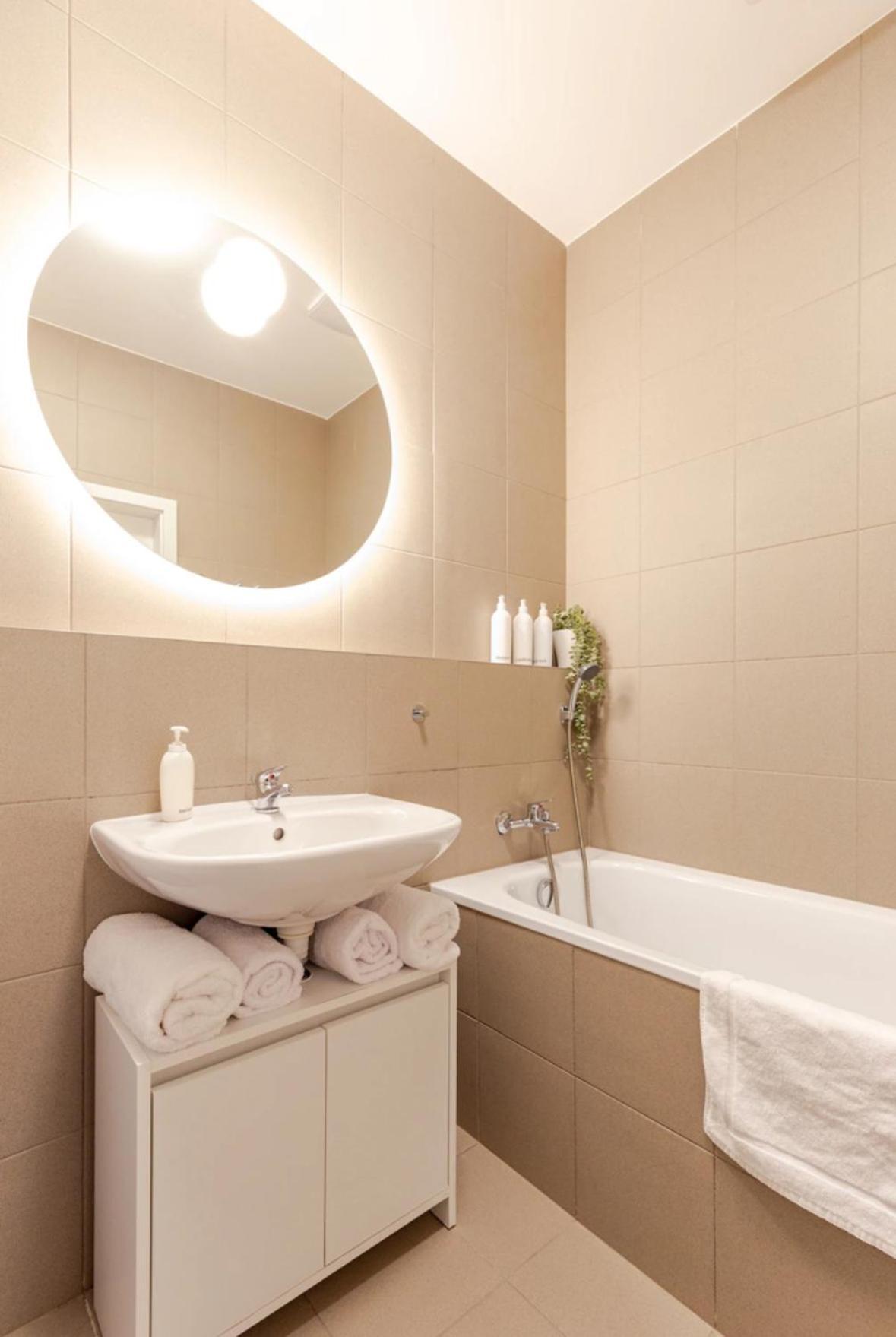 Magnolie Suite Presidential Garden Free Parking บราติสลาวา ภายนอก รูปภาพ